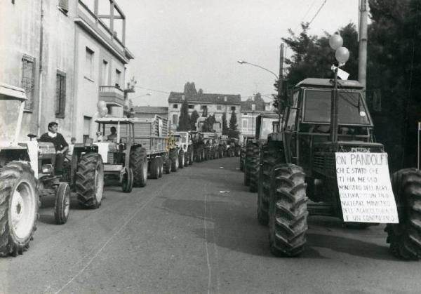 Manifestazione contro la possibile installazione di una centrale elettronucleare 1983 - Viadana - Via Alessandro Manzoni - Sfilata trattori