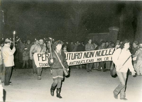 Manifestazione contro la possibile installazione di una centrale elettronucleare 1984 - Fiaccolata - Bellaguarda di Viadana - Corteo