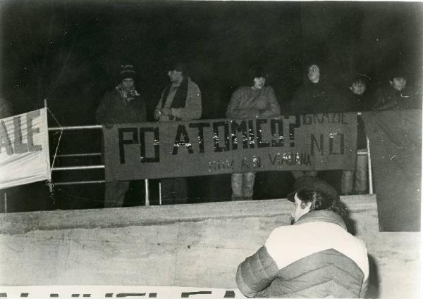 Manifestazione contro la possibile installazione di una centrale elettronucleare 1984 - Fiaccolata - Bellaguarda di Viadana - Corte Camerlenga - Manifestanti