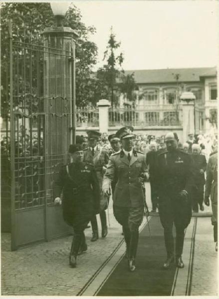 Ritratto di gruppo - Visita ufficiale del principe Umberto di Savoia - Milano - Istituto Provinciale di Protezione e Assistenza dell'Infanzia - Ingresso