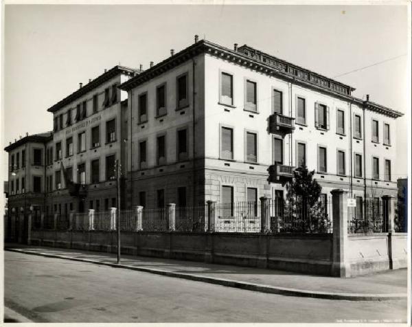 Milano - Istituto Ospitaliero Provinciale per la Maternità - Facciata d'ingresso vista di scorcio