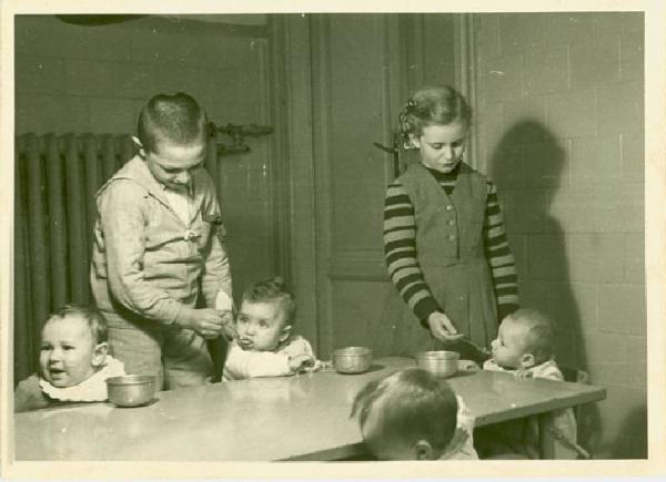 Ritratto di gruppo - Bambini durante il pasto - Milano - Istituto Provinciale di Protezione e Assistenza dell'Infanzia - Reparto divezzi