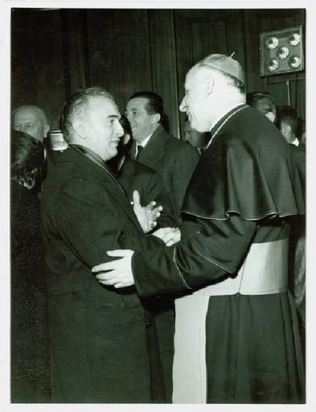 Ritratto di gruppo - Visita pastorale del cardinale Giovanni Colombo - Milano - Istituto Provinciale di Protezione e Assistenza dell'Infanzia - Incontro con le autorità dell'ente