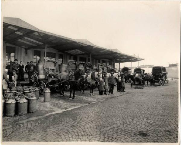 Milano - Centrale del Latte di via Castelbarco - Ricevimento del latte