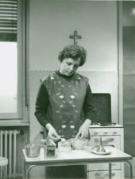 Ritratto femminile - Madre durante la preparazione il latte artificiale Dodelac