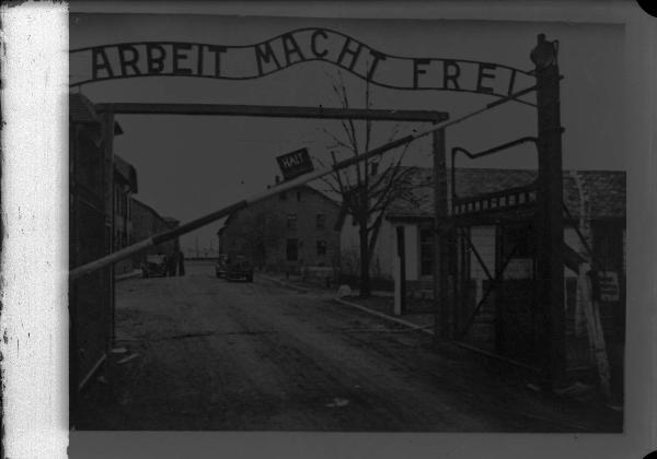 Nazismo - Polonia - Campo di concentramento di Auschwitz, campo I - Ingresso - Cancello con la scritta "Arbeit macht frei" - Sbarra con "Halt"