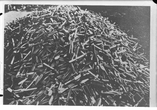 Polonia - Campo di concentramento di Auschwitz - Nazismo - Cumulo di spazzolini da denti e pettini dei prigionieri - Memoriale (?)