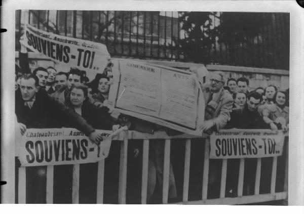 Francia (?) - Manifestazione antinazista contro i crimini di guerra (campi di concentramento ed eccidi) - Manifestanti con cartelli e striscioni "Souviens-toi..."