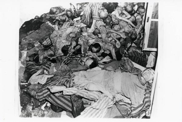 Seconda guerra mondiale - Nazismo - Germania - Campo di concentramento di Dachau - Baracca, interno - Cumulo di cadaveri - "Pigiama a strisce"