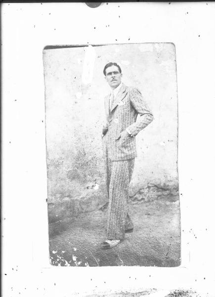Ritratto maschile di studio a figura intera in posa: giovane uomo italiano non identificato deportato e morto in un campo di concentramento nazista - Nazi-fascismo