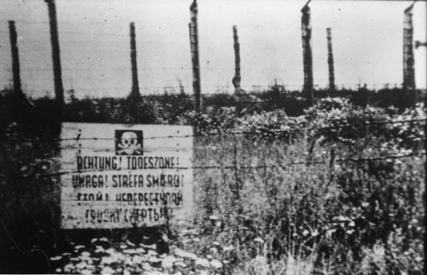 Polonia - Campo di concentramento di Lublino-Majdanek - Nazismo - Reticolato con filo spinato - Cartello di pericolo di morte