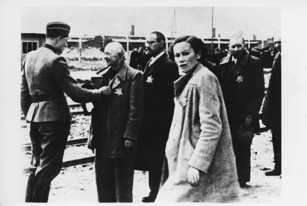 Seconda guerra mondiale - Nazismo - Polonia - Campo di concentramento di Auschwitz-Birkenau - Banchina della stazione - Deportati ebrei dall'Ungheria - Selezione e smistamento - SS - Donna e uomini con Stella di David sugli abiti - Geza Lajtos