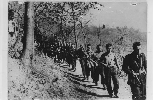 Seconda guerra mondiale - Italia - Strada Cividale-Udine (?) - Resistenza - Boschi - Colonna di partigiani - Armi