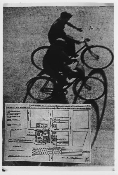 Seconda guerra mondiale - Resistenza - Milano - Fotografia dall'alto - Due persone in bicicletta - Staffette partigiane (?) - Mappa della stazione Centrale con gli obbiettivi militari