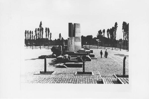 Polonia - Campo di concentramento di Auschwitz-Birkenau - Nazismo - Memoriale - Monumento internazionale alle vittime - Piazzale con due persone - Veduta dall'alto
