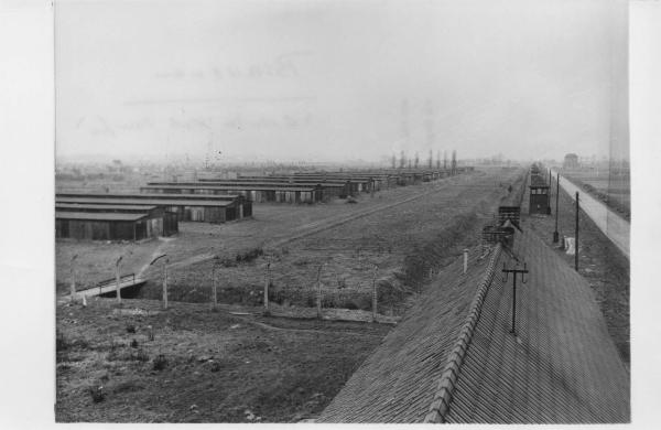 Nazismo - Polonia - Campo di concentramento / Campo di sterminio di Auschwitz-Birkenau - Veduta dall'alto: baracche