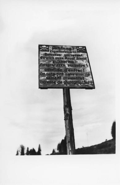 Seconda guerra mondiale - Nazismo - Francia - Campo di concentramento di Natzweiler-Struthof - Cartello di pericolo, zona di un lager, divieto di fotografare