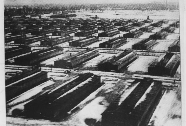 Nazismo - Polonia - Campo di concentramento / Campo di sterminio di Auschwitz-Birkenau - Veduta dall'alto: baracche, neve