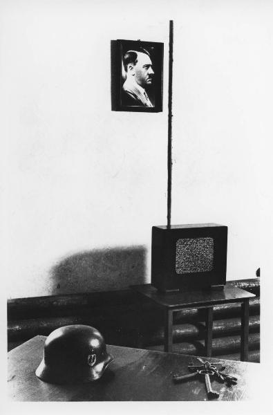 Seconda guerra mondiale - Polonia - Campo di concentramento di Auschwitz-Birkenau - Nazismo - Memoriale - Stanza SS, interno: foto di Adolf Hitler alla parete, radio, elmetto SS, chiavi