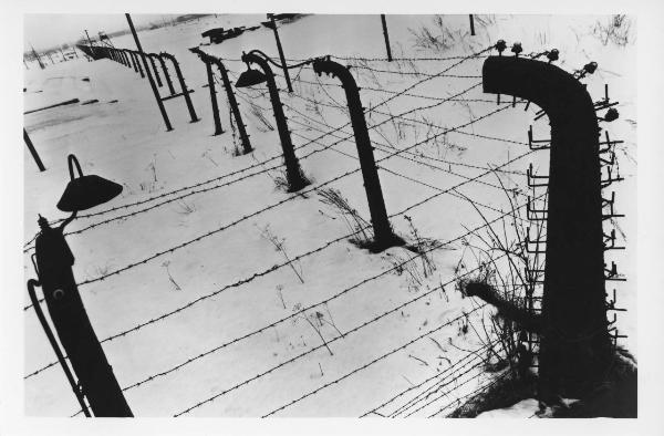 Nazismo - Polonia - Campo di concentramento / Campo di sterminio di Auschwitz-Birkenau - Memoriale - Recinzione - Reticolato con filo spinato e corrente elettrica ad alta tensione - Lampade - Neve