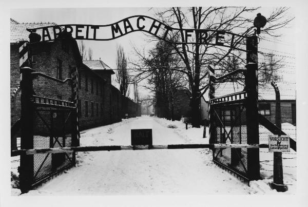 Nazismo - Polonia - Campo di concentramento di Auschwitz, campo I - Ingresso - Cancello con la scritta "Arbeit macht frei" - Sbarra con "Halt"