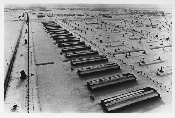 Nazismo - Polonia - Campo di concentramento / Campo di sterminio di Auschwitz-Birkenau - Veduta dall'alto: baracche, neve