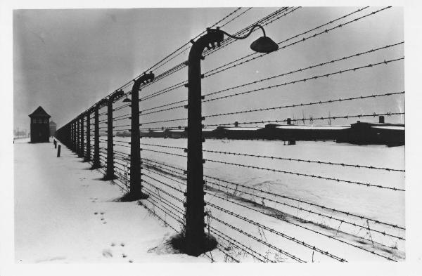 Nazismo - Polonia - Campo di concentramento / Campo di sterminio di Auschwitz-Birkenau - Memoriale - Recinzione - Reticolato con filo spinato e corrente elettrica ad alta tensione - Torretta - Baracche - Lampade - Neve