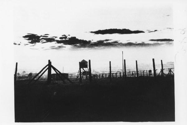 Polonia - Campo di concentramento di Lublino-Majdanek - Nazismo - Reticolato con filo spinato - Torretta di controllo - Tramonto