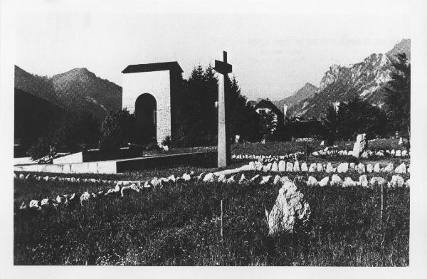 Seconda guerra mondiale - Austria, Ebensee - Monumento in commemorazione dei morti nel campo di concentramento (fatto erigere dalla vedova di Roberto Lepetit), architetto Gio Ponti - Lapide - Croce - Sassi