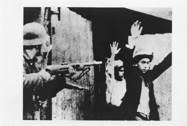 Seconda guerra mondiale - Nazismo - Balcani - Romania (?) - Arresto di zingari - Giovani zingari con mani alzate - SS in divisa con fucile