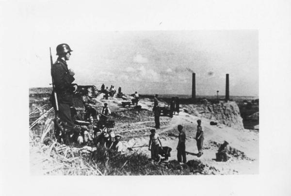 Seconda guerra mondiale - Nazismo - Polonia - Campo di lavoro forzato / campo di concentramento di Cracovia-Plaszów - Cava di pietra - Lavori forzati - Kommando di prigionieri - Trasporto di sassi con carriole - SS in divisa