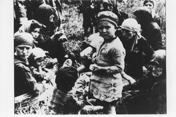 Seconda guerra mondiale - Nazismo - Polonia - Campo di concentramento di Auschwitz-Birkenau - Bosco dietro al forno crematorio IV - Ritratto di gruppo: donne e bambini ebrei ungheresi giudicati inbaili in attesa del loro turno / Nel gruppo di deportati: Rivka Gutmann con la figlia; Moshe Leib Pinkas; Sheindele Pinkas; Golda Pinkas Berkovics