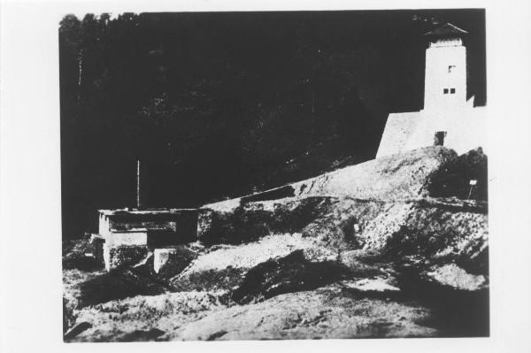 Nazismo - Germania - Campo di concentramento di Flossenbürg - Veduta - Torretta su una collina - Crematorio con camino