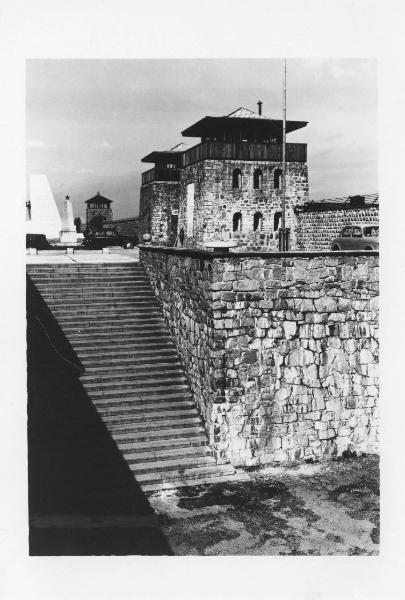 Nazismo - Austria - Campo di concentramento di Mauthausen-Gusen - Mura e torrette di guardia - Automobili sul piazzale - Monumento con stella