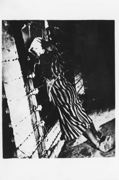 Scena del film "Ostatni etap" (L'ultima tappa) diretto da Wanda Jakubowska, uscito nel 1948 - Polonia - Campo di concentramento di Auschwitz-Birkenau - Nazismo - Reticolato con filo spinato - Deportata con abito a strisce ("zebrato") - Suicidio