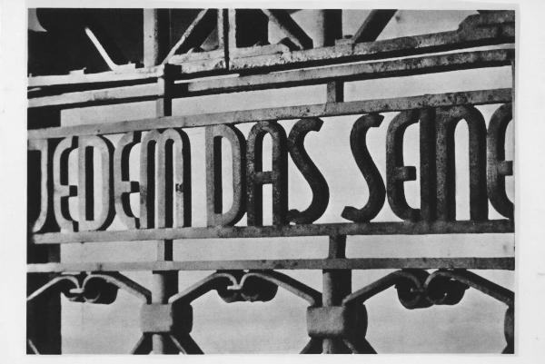 Nazismo - Germania - Campo di concentramento di Buchenwald - Ingresso - Particolare del cancello con la scritta "Jedem das Seine"