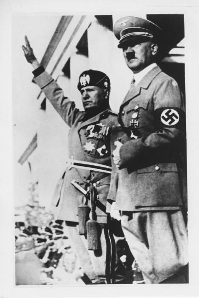 Nazismo - Germania, Berlino - Parata nazista in onore di Benito Mussolini, dittatore italiano - Ritratto maschile: Benito Mussolini con Adolf Hitler - Saluto fascista - Divisa con stemmi nazisti