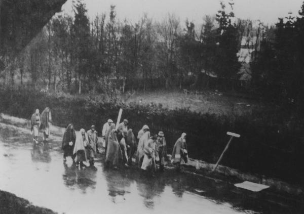 Seconda guerra mondiale - Nazismo - Germania - Marcia di evacuazione dei prigionieri (marcia della morte) dal campo di concentramento di Dachau a Bad Toelz - Fotografia dall'alto - Uomini e donne in cammino con coperte sulla testa - Strada cittadina