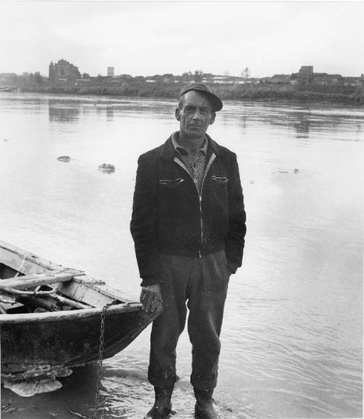 Gente del Po. San Benedetto Po, nei dintorni di - Riva del fiume Po - Ritratto maschile - Adulto - Barca - Paese