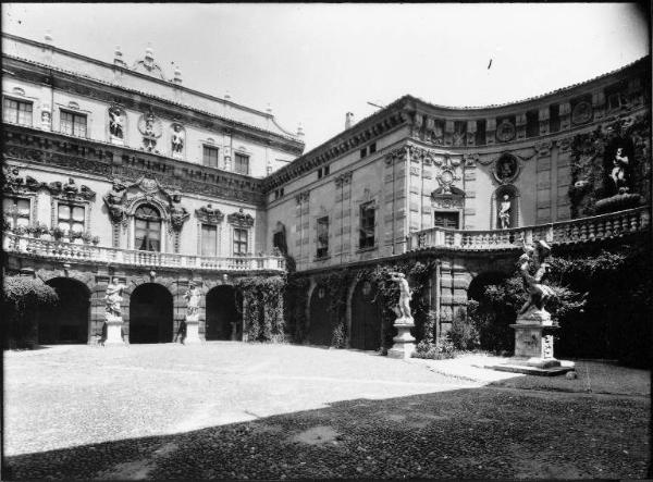 Mantova - Palazzo Sordi - Cortile