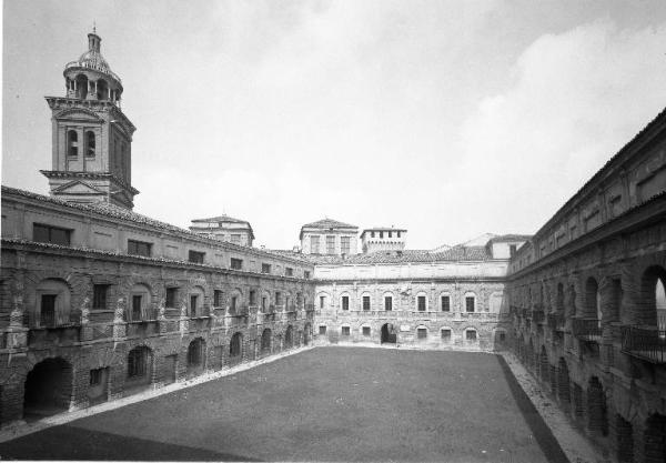 Mantova - Palazzo Ducale - Cortile della Mostra