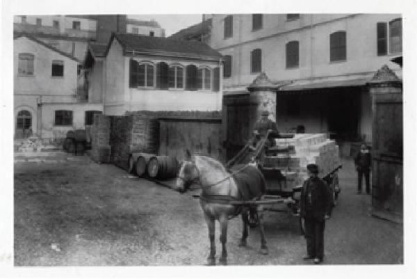 Milano - Via Resegone - Stabilimenti Fernet Branca - Cortile interno - Carro per il trasporto merci