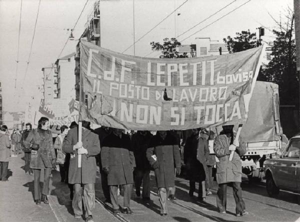 Milano - Quartiere Bovisa - Via degli Imbriani - Manifestazione - Operai dell'industria farmaceutica Lepetit