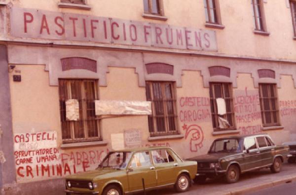 Milano - Quartiere Bovisa-Dergano - Via Valtellina - Pastificio Frumens - Iscrizioni su muro - Automobili