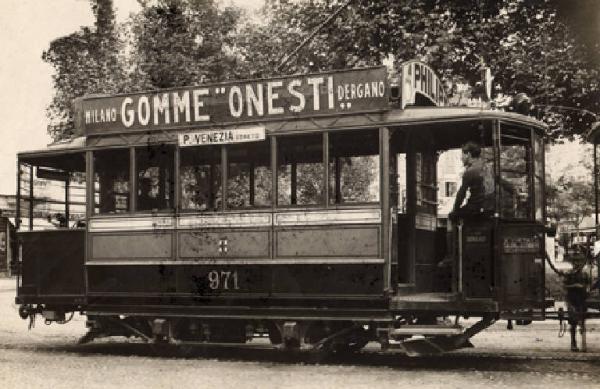 Milano - Vettura tramviaria - Insegna pubblicitaria - Adulto - Bambino