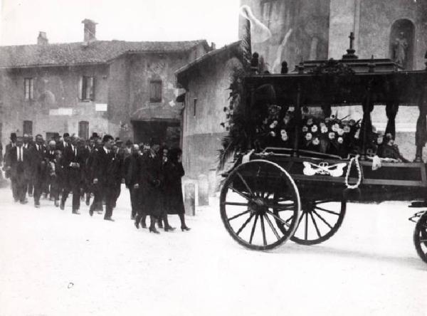 Milano - Piazza Dergano - Funerale - Processione - Carro funebre