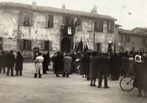 Milano - Piazza Dergano - Vecchio edificio comunale - Manifestazione