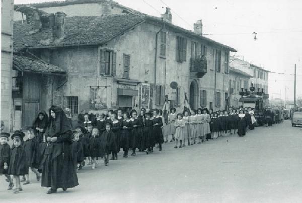 Milano - Quartiere Dergano - Piazza Dergano - Corteo funebre - Municipio di Dergano