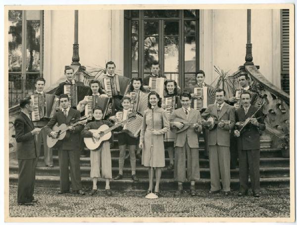 Ritratto di gruppo - Manifestazione musicale - Milano - Quartiere Dergano - Via Guerzoni - Villa Hanau