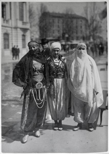 Fiera di Milano - Campionaria 1931 - Donne in costume orientale